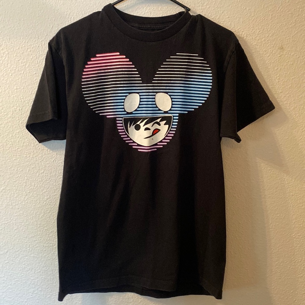 Neff graphic tee size medium